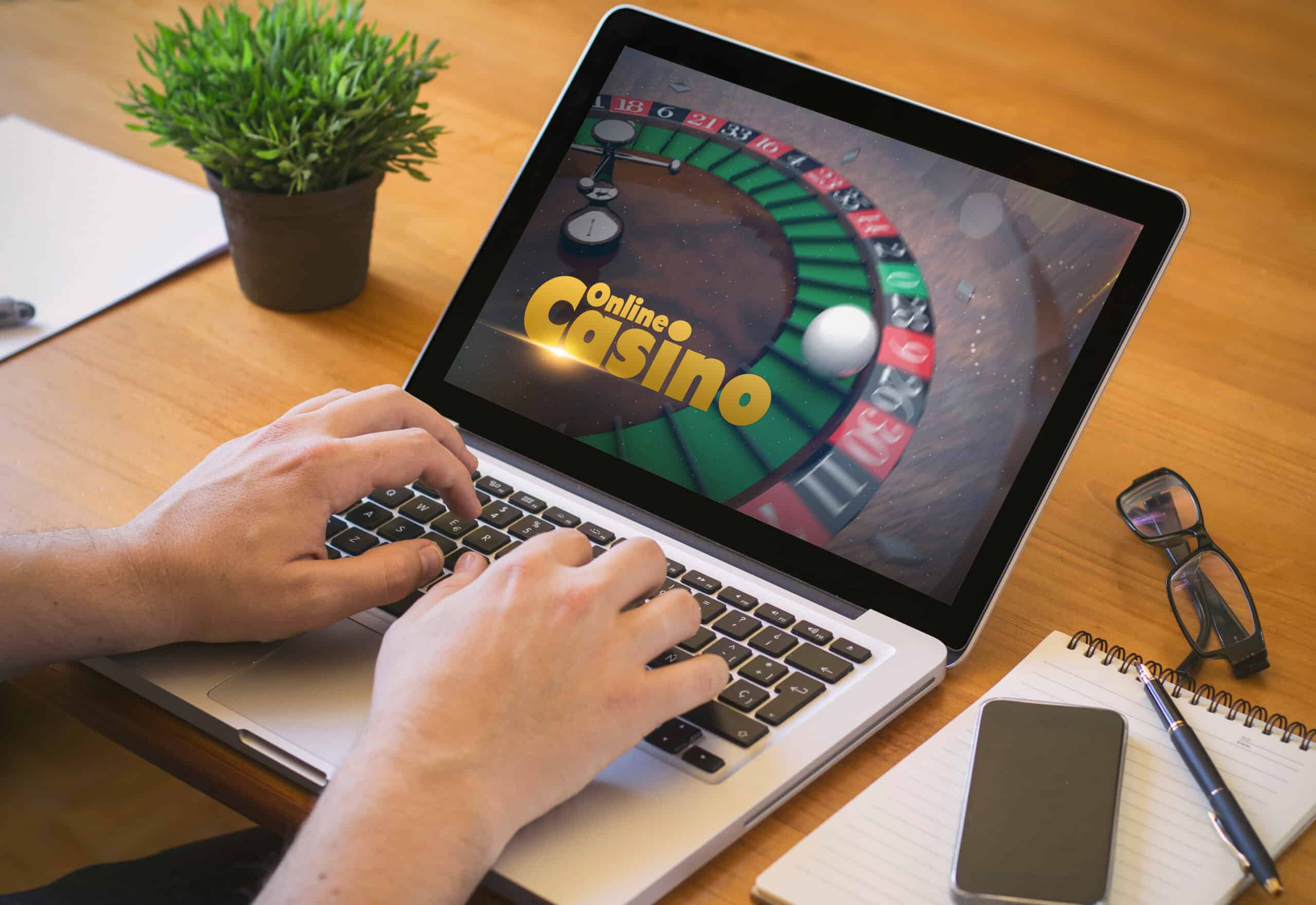 Personne utilisant un ordinateur portable affichant un jeu de casino en ligne